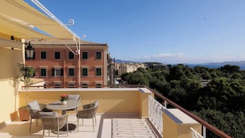 Suite panoramica, balcone, vista mare | Terrazza/patio