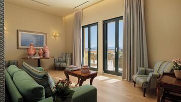 Panoramic-Suite, Balkon, Meerblick | Zimmersafe, Schreibtisch, laptopgeeigneter Arbeitsplatz