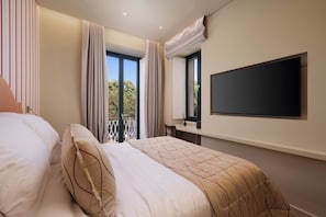 Classic Double Room with Private Balcony | Cassaforte in camera, una scrivania, postazione laptop, insonorizzazione