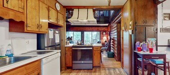 Lake house with large deck & firepit- steps to Lake Luzerne