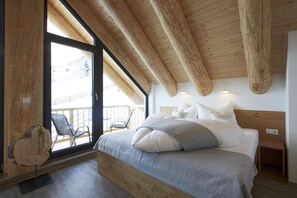 3 bedrooms, WiFi, bed sheets - Chalet 'Tyroladis Family Chalet Frommes' with Mountain View, Private Terrace and Wi-Fi (Ladis)