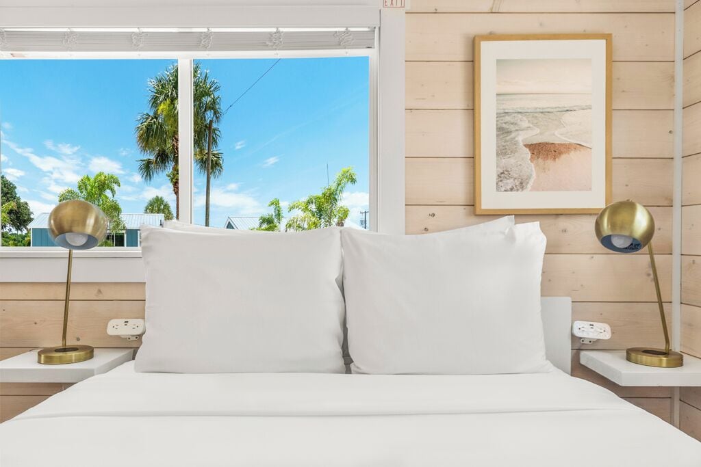 Laptop workspace, iron/ironing board, free WiFi, bed sheets