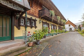 Exterior detail - Large Double Room with Shared Garden, Balcony and Wi-Fi (Schramberg)