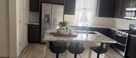 Microondas, horno, parrilla de estufa y lavavajillas