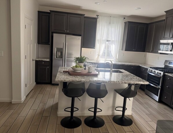 Mikrobølgeovn, ovn, kokeplater og oppvaskmaskin