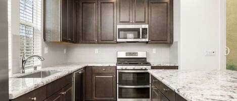 Microondas, horno, placa de cocina y lavavajillas