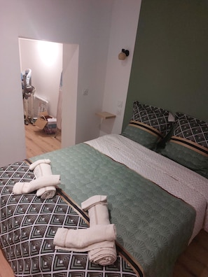 Iron/ironing board, WiFi, bed sheets