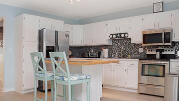 House, Multiple Beds (Gamer Beach Getaway) | Private kitchen | Oven, toaster