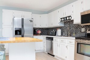 House, Multiple Beds (Gamer Beach Getaway) | Private kitchen