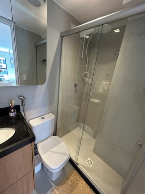 Apartment | Bathroom | Shower, hair dryer, towels, toilet paper