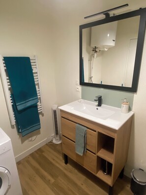 タオル、石鹸、トイレットペーパー