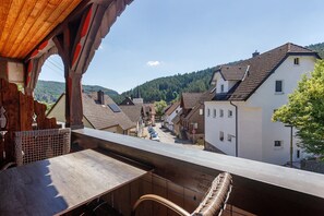 Outdoor dining - Standard Double Room with Shared Garden, Balcony and Wi-Fi (Schramberg)
