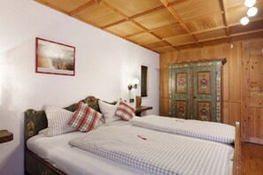 1 bedroom, WiFi, bed sheets - Standard Double Room with Shared Garden, Balcony and Wi-Fi (Schramberg)