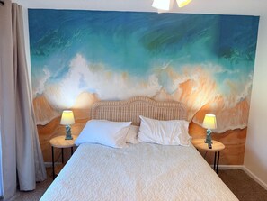 3 habitaciones, escritorio y tabla de planchar con plancha