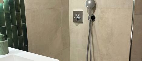 Shower, hair dryer, towels