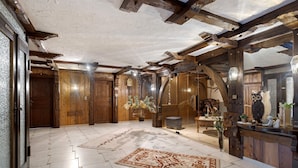 A spacious lobby with wooden paneling, a reception desk, and a large mirror. - Large Double Room with Shared Garden, Balcony and Wi-Fi (Schramberg)