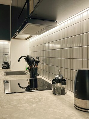 Kjøleskap, mikrobølgeovn, ovn og kokeplater