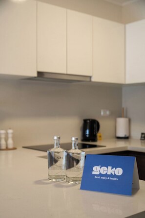 Réfrigérateur, micro-ondes, plaque de cuisson, cafetière/bouilloire