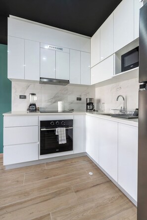 Frigorífico, microondas, horno y placa de cocina