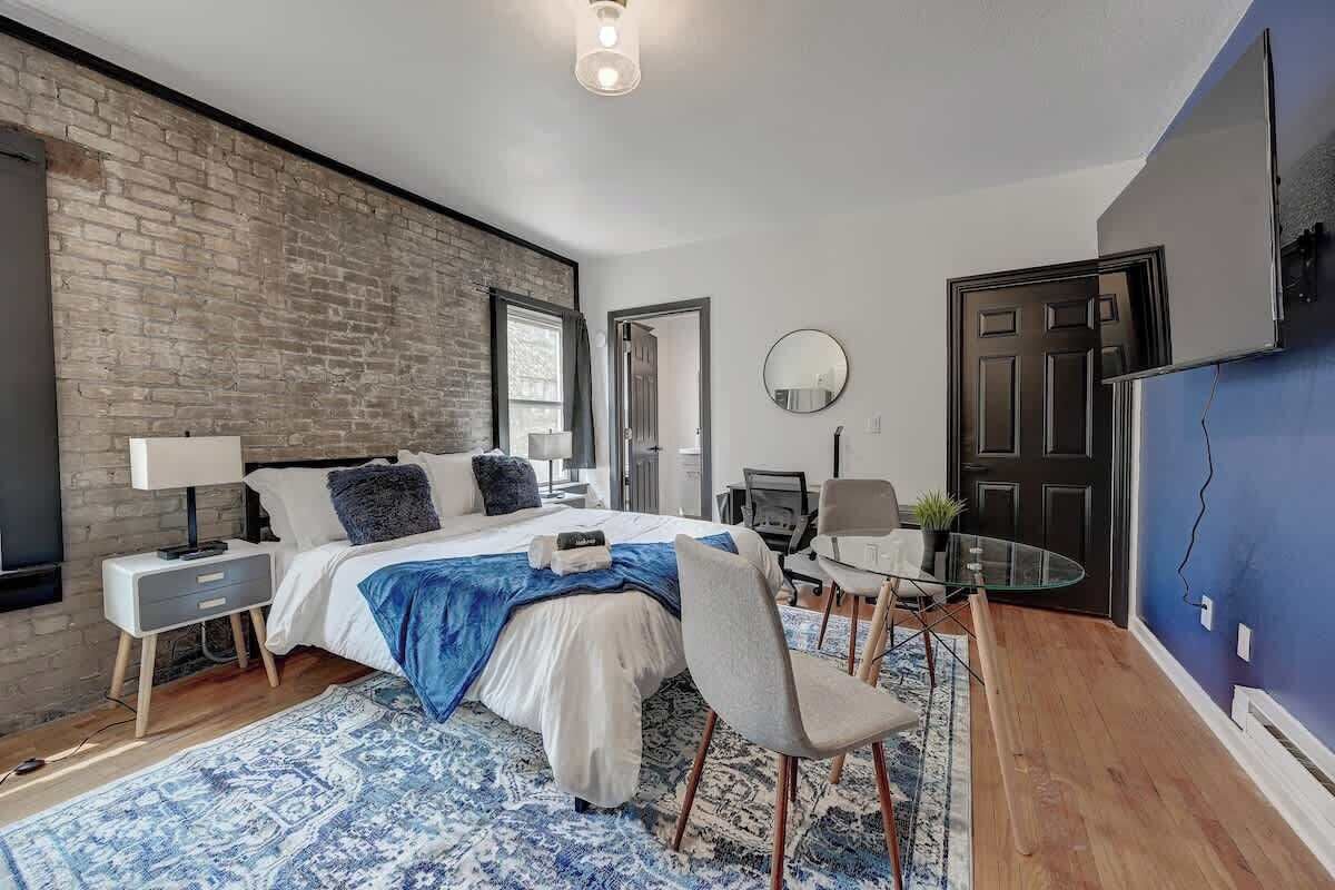 Een strijkplank/strijkijzer, wifi, beddengoed