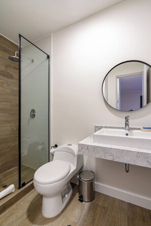 Secador de cabelo, toalhas de banho