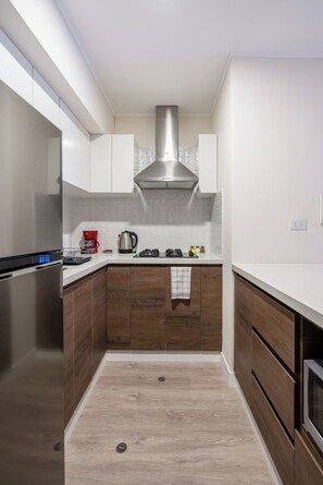 Kühlschrank, Mikrowelle, Herdplatte, Geschirrspüler