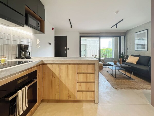 Réfrigérateur, micro-ondes, four, plaque de cuisson