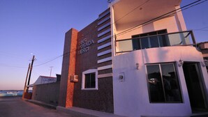 Un edifici amb un cartell que diu "INNS POSADA MERCI".