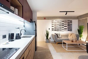 ثلاجة، ميكروويف، فرن، موقد طهي مسطح