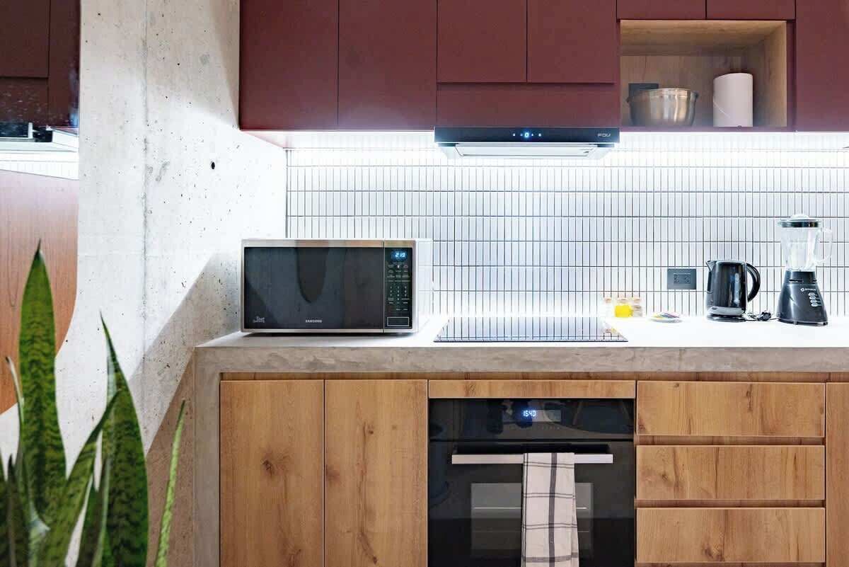 Coffee/tea maker, fridge, microwave, oven