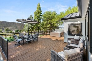 Outdoor dining - 1900's Farmhouse (New Castle)