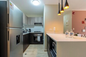 Jääkaappi, mikroaaltouuni, uuni, kahvin-/teenkeitin