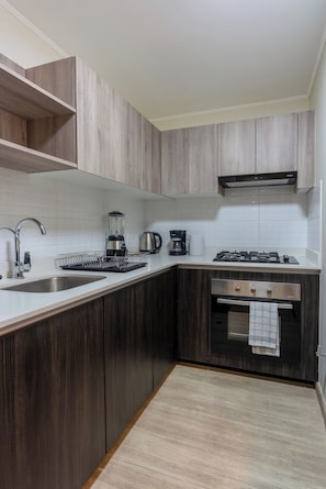 Kühlschrank, Mikrowelle, Ofen, Wasserkocher mit Kaffee-/Teezubehör