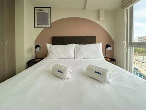 2 chambres, fer et planche à repasser, lit de bébé portatif