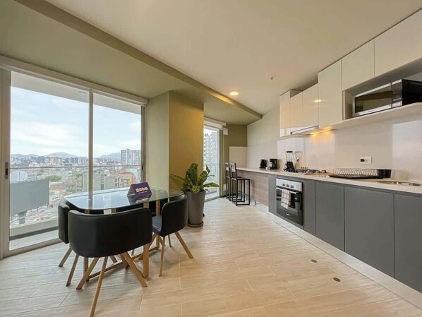 Réfrigérateur, four à micro-ondes, un four, surface de cuisson