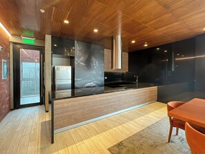 Kühlschrank, Mikrowelle, Ofen, Herdplatte