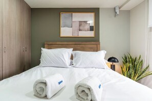 2 habitaciones, tabla de planchar con plancha y cuna de viaje 