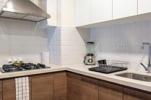 Réfrigérateur, micro-ondes, plaque de cuisson, cafetière/bouilloire