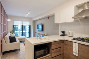 Réfrigérateur, micro-ondes, plaque de cuisson, cafetière/bouilloire