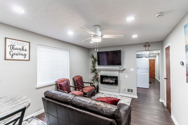 Smart TV, fireplace - Chic 2-bd Extended Stay Apt in fabulous Kettering. (Dayton)