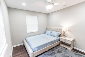 2 bedrooms, WiFi, bed sheets - Chic 2-bd Extended Stay Apt in fabulous Kettering. (Dayton)