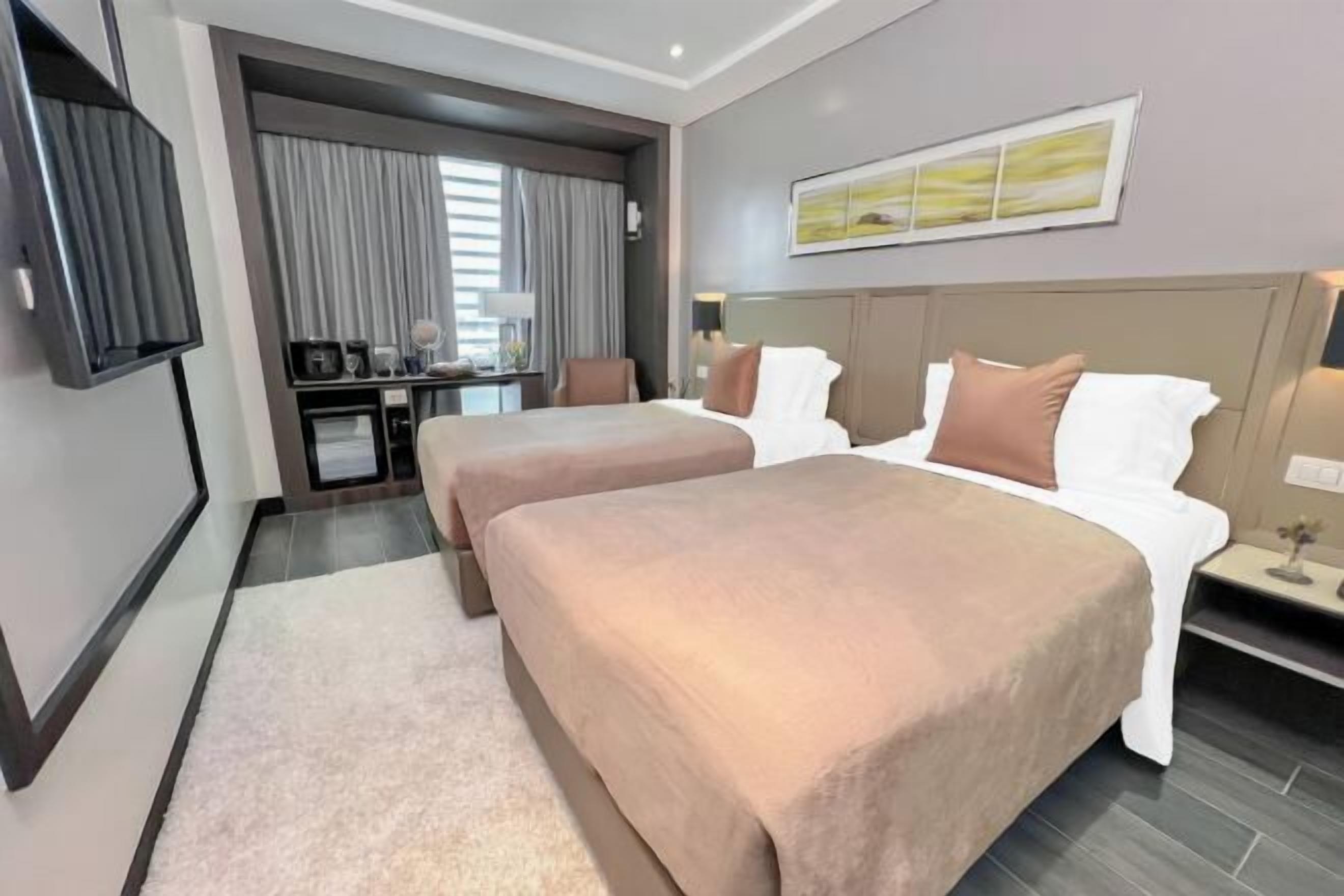 Cofres nos quartos, escrivaninha, espaço de trabalho para notebook