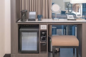 Suíte clássica, 1 cama Queen e sofá-cama, vista para a cidade | Cofres nos quartos, escrivaninha, espaço de trabalho para notebook