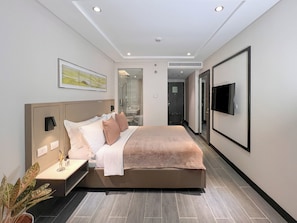 Suíte clássica, 1 cama Queen e sofá-cama, vista para a cidade | Cofres nos quartos, escrivaninha, espaço de trabalho para notebook