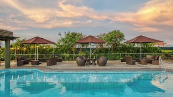 Una piscina al aire libre