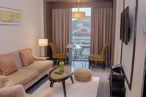 Suíte clássica, 1 cama Queen e sofá-cama, vista para a cidade | Área de estar