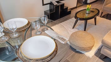 Suíte clássica, 1 cama Queen e sofá-cama, vista para a cidade | Sala de jantar