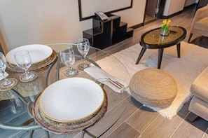 Suíte clássica, 1 cama Queen e sofá-cama, vista para a cidade | Sala de jantar