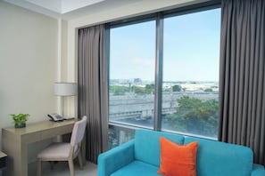 Quarto casal clássico, 1 cama Queen, vista para a cidade | Cofres nos quartos, escrivaninha, espaço de trabalho para notebook