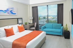 Quarto casal clássico, 1 cama Queen, vista para a cidade | Cofres nos quartos, escrivaninha, espaço de trabalho para notebook